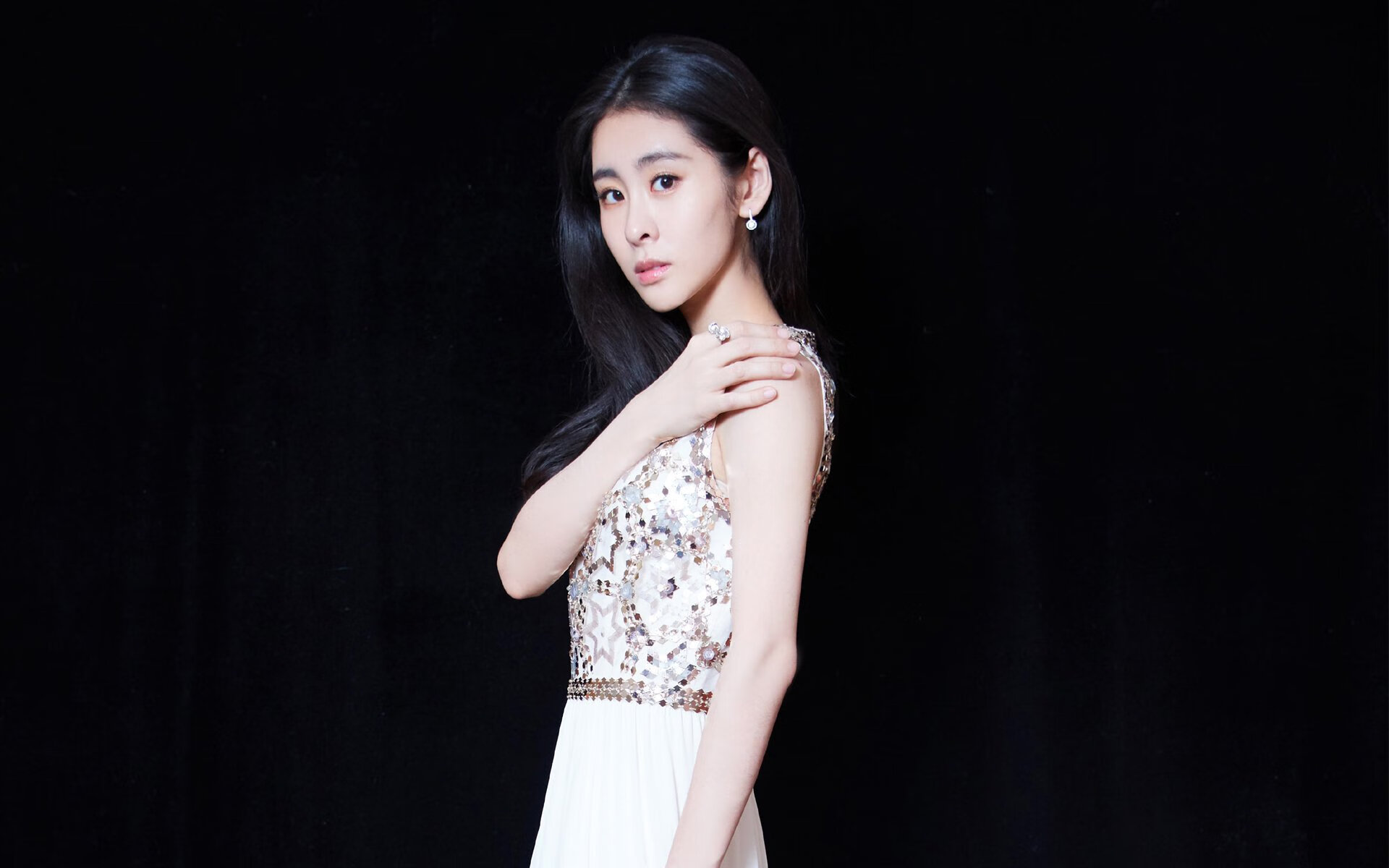 “飞跃东安湖：跑酷选手挑战最具难度的障碍赛道”